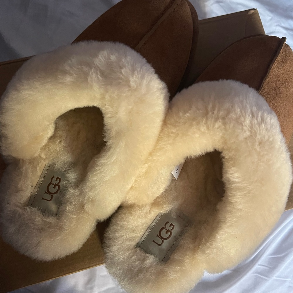 Women Ugg slides